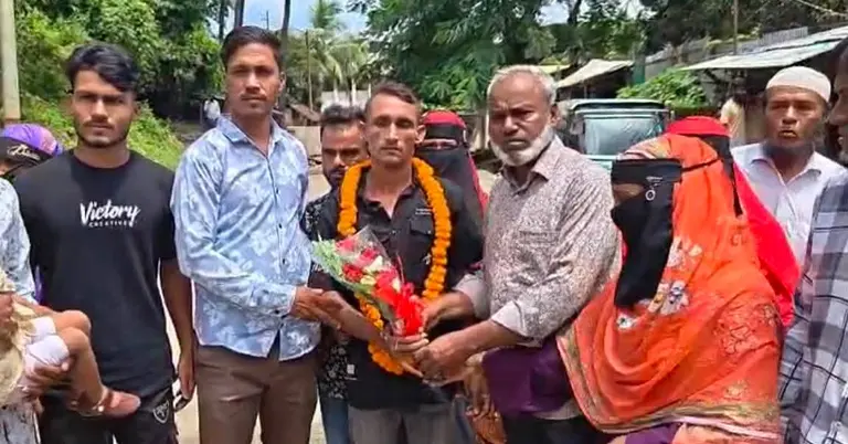 মুক্তি পাওয়ার পর সোনামিয়াকে ফুল দিয়ে বরণ করে পরিবারের সদস্যরা